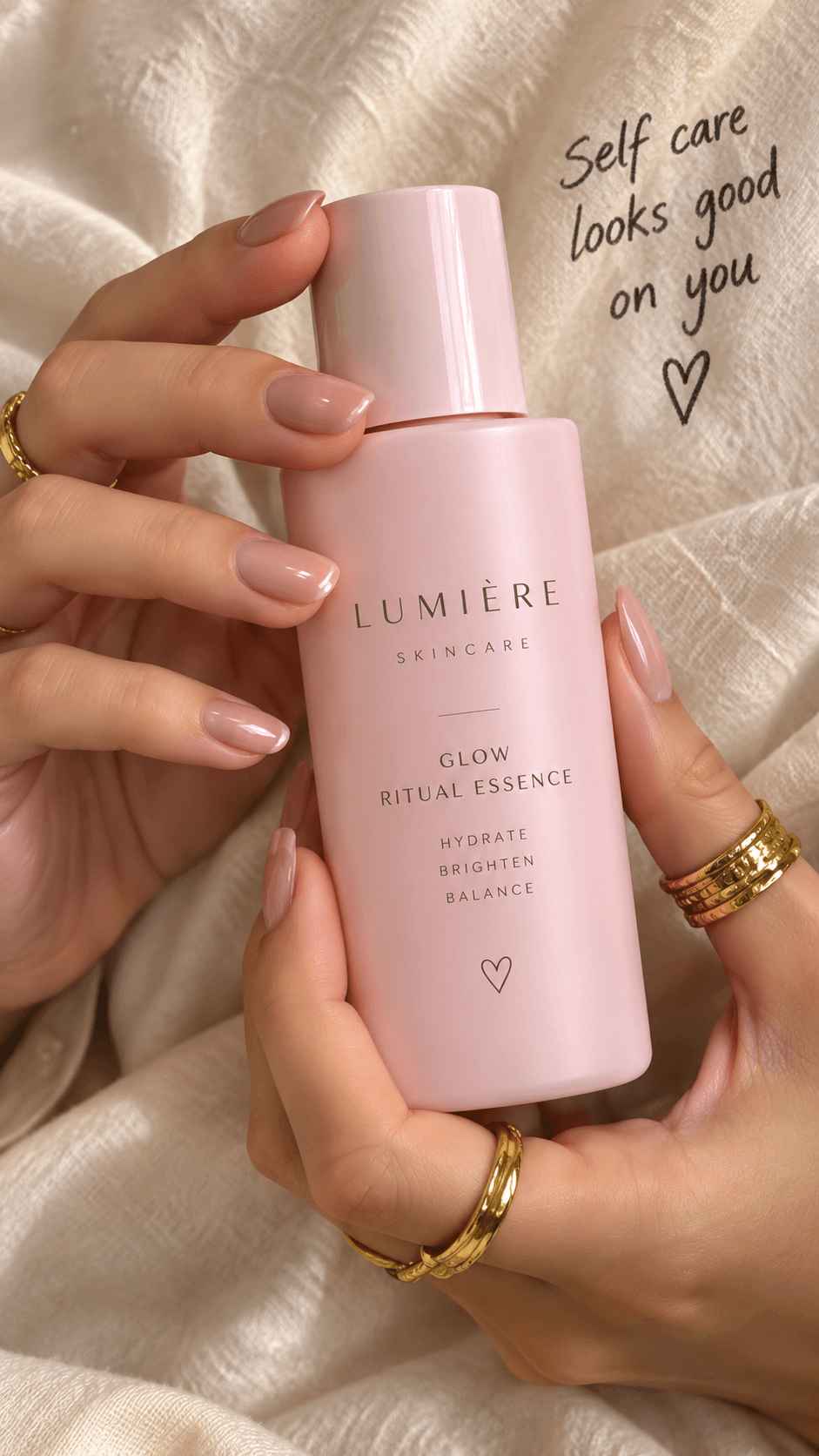 Hände halten eine rosa Flasche LUMIÈRE Essence
